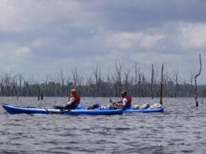 kayak stuwmeer - rondreis highlights Suriname - Around the World Travel