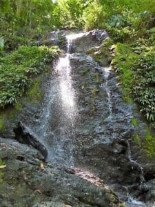 wandeling waterval Brownsberg - rondreis highlights Suriname - Around the World Travel