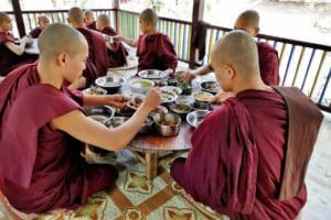 Dag 4 Mandalay monks - Myanmar Around The World Travel