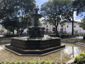 reis_3_dag_01_fontein_antigua - guatemala - around the world travel