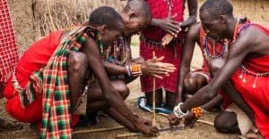 Dag 2 - Activiteit - Maasai vuur maken | rondreis Tanzania - Around The World Travel