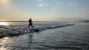 dag 20 - Familie Rondreis Indonesie - Around The World Travel golfsurfen